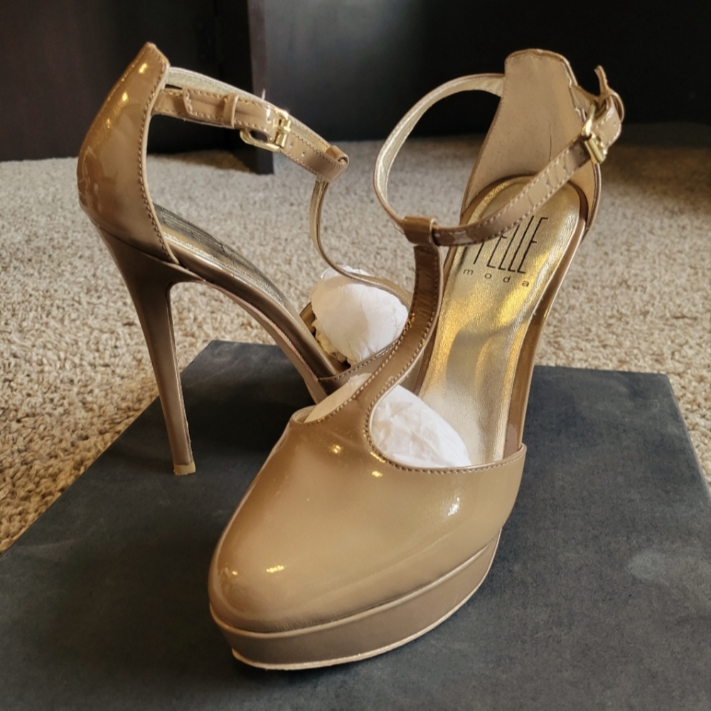 Pelle Moda Size 6 Nude Heels
